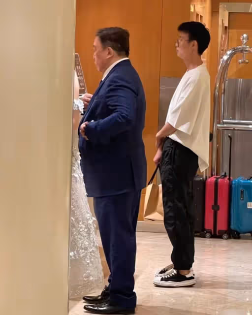 67歲王晶酒店出席活動,被性感美女塞房卡,王晶邊走邊笑耐人尋味