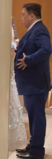 67歲王晶酒店出席活動,被性感美女塞房卡,王晶邊走邊笑耐人尋味