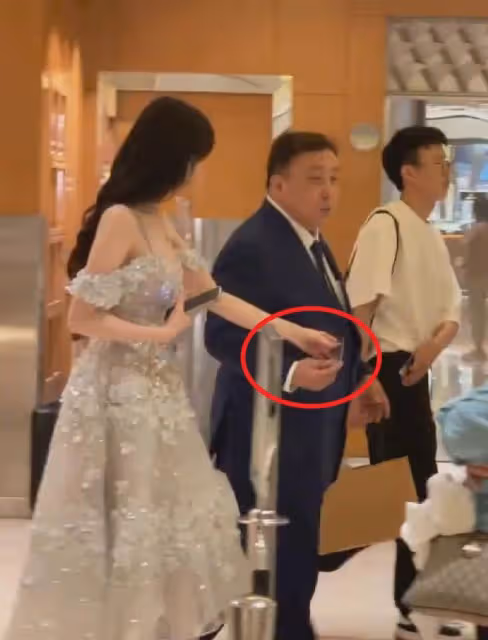 67歲王晶酒店出席活動,被性感美女塞房卡,王晶邊走邊笑耐人尋味