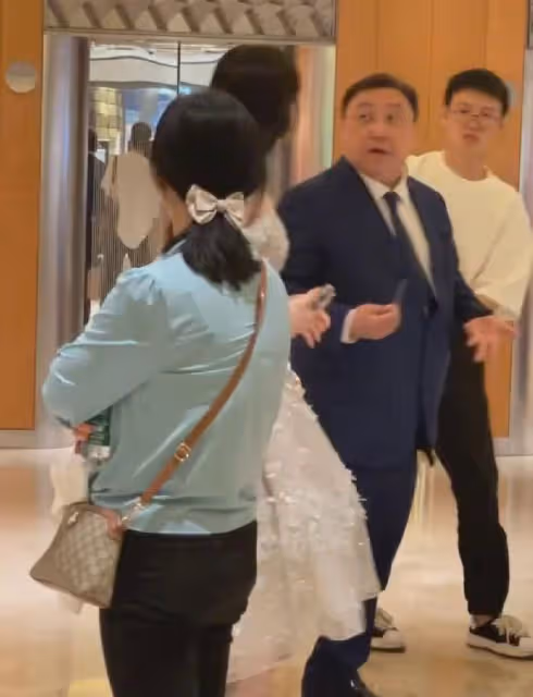 67歲王晶酒店出席活動,被性感美女塞房卡,王晶邊走邊笑耐人尋味
