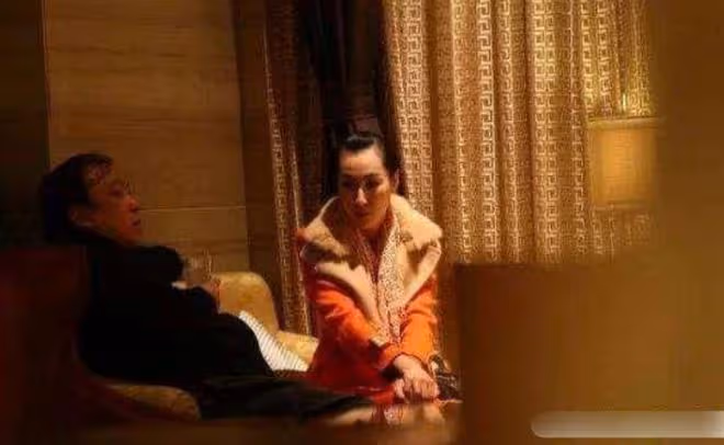 67歲王晶酒店出席活動,被性感美女塞房卡,王晶邊走邊笑耐人尋味
