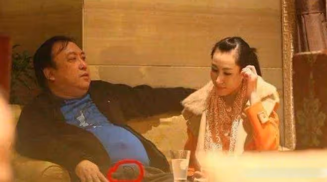 67歲王晶酒店出席活動,被性感美女塞房卡,王晶邊走邊笑耐人尋味