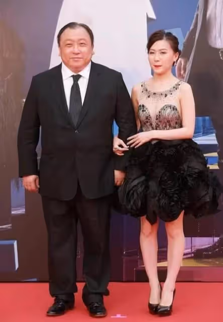 67歲王晶酒店出席活動,被性感美女塞房卡,王晶邊走邊笑耐人尋味