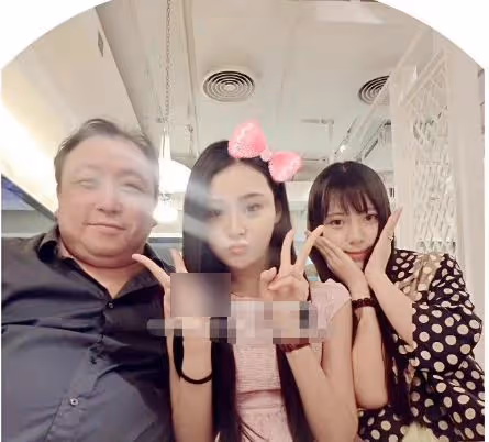 67歲王晶酒店出席活動,被性感美女塞房卡,王晶邊走邊笑耐人尋味