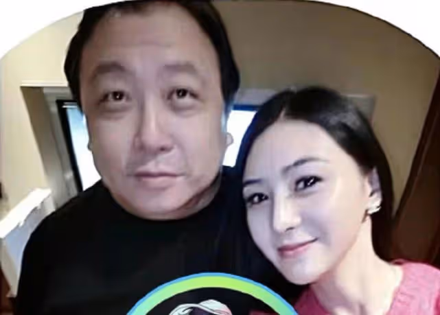 67歲王晶酒店出席活動,被性感美女塞房卡,王晶邊走邊笑耐人尋味