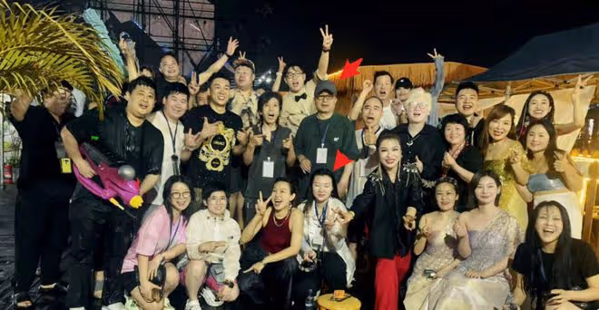 64歲畢福劍帶女兒雲南旅遊,脫衣服玩潑水超嗨,合影時衣服穿反了