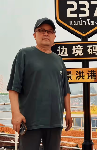 64歲畢福劍帶女兒雲南旅遊,脫衣服玩潑水超嗨,合影時衣服穿反了