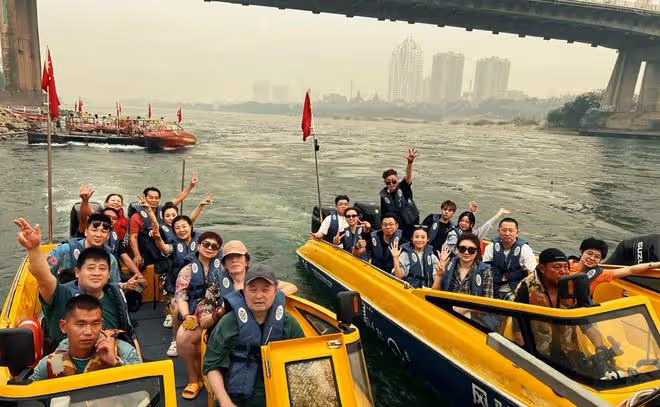 64歲畢福劍帶女兒雲南旅遊,脫衣服玩潑水超嗨,合影時衣服穿反了