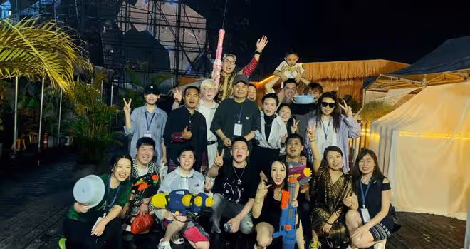 64歲畢福劍帶女兒雲南旅遊,脫衣服玩潑水超嗨,合影時衣服穿反了