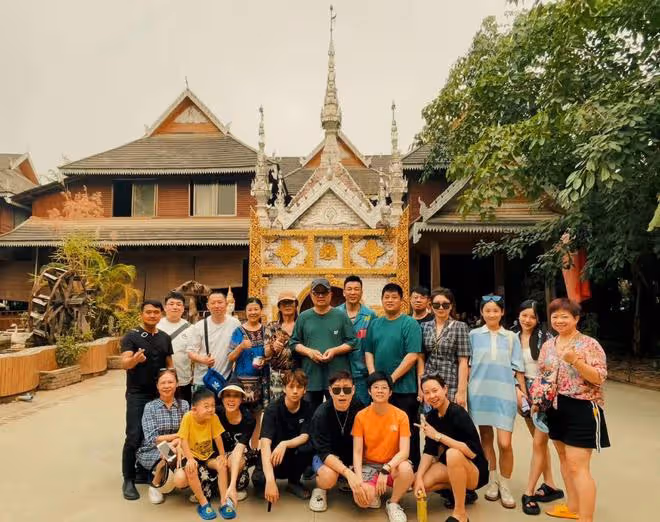 64歲畢福劍帶女兒雲南旅遊,脫衣服玩潑水超嗨,合影時衣服穿反了