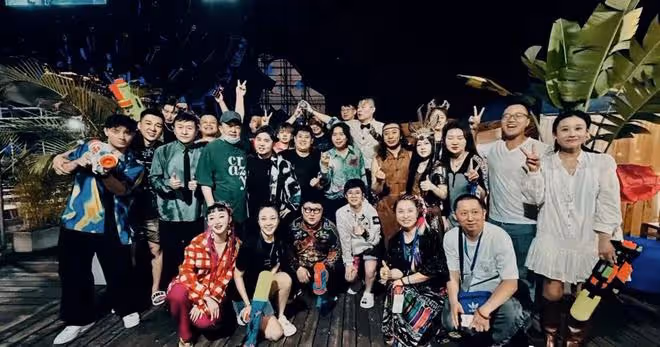 64歲畢福劍帶女兒雲南旅遊,脫衣服玩潑水超嗨,合影時衣服穿反了