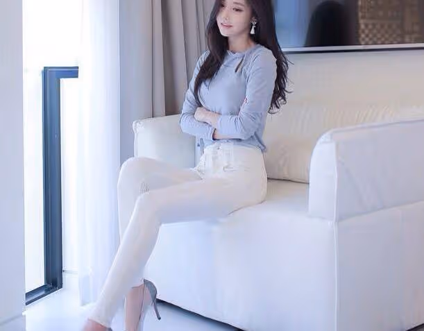 美女穿搭：小姐姐愛穿苗條好看的緊身褲，穿出滿滿的女人味！