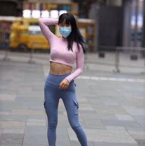 粉色時尚長袖搭配藍色緊身打底褲，十分簡單，凸顯出自己的身材