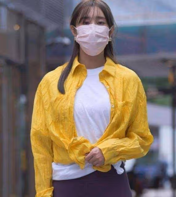 粉色時尚長袖搭配藍色緊身打底褲，十分簡單，凸顯出自己的身材