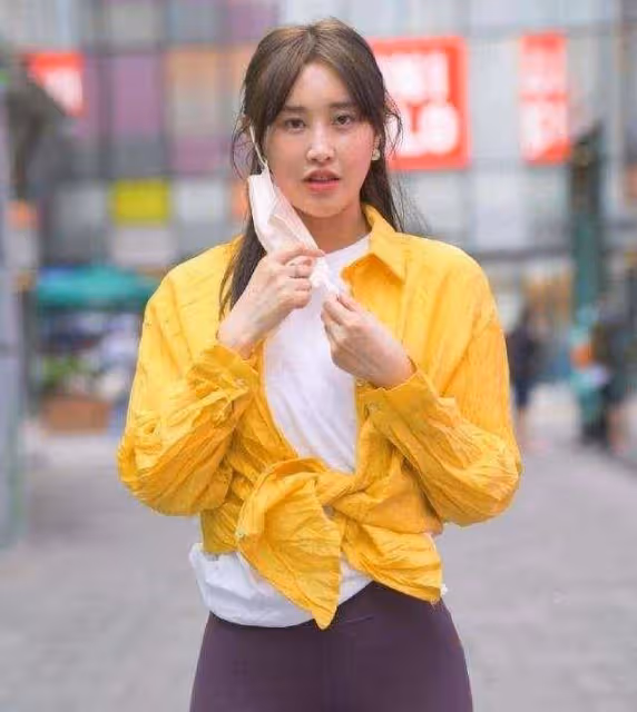 粉色時尚長袖搭配藍色緊身打底褲，十分簡單，凸顯出自己的身材