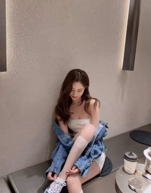皮膚白皙的小姐姐，時尚穿搭白色緊身短裙配牛仔外套，減齡又性感