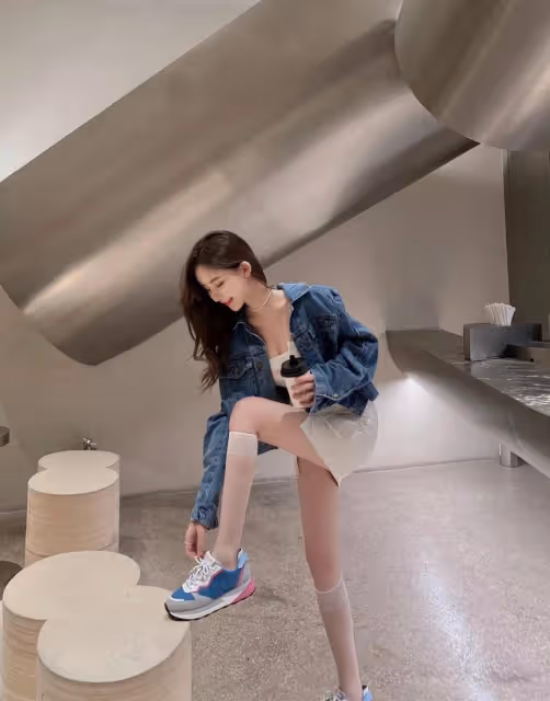 皮膚白皙的小姐姐，時尚穿搭白色緊身短裙配牛仔外套，減齡又性感