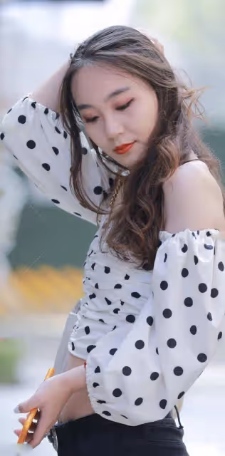 波點一字肩泡泡袖上衣搭配緊身牛仔褲，端莊淡雅，不失優雅氣質！