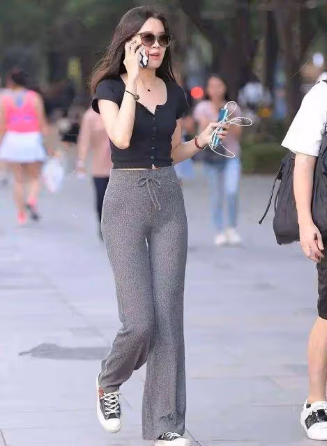 街拍：緊身褲和姑娘華美氣質完美結合，一抹紅唇格外現眼