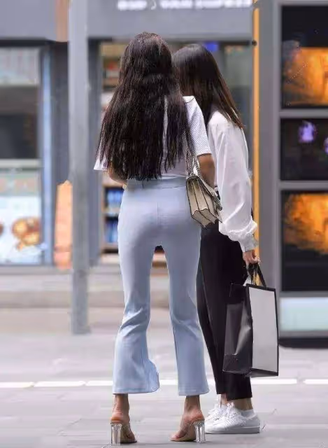 街拍：緊身褲和姑娘華美氣質完美結合，一抹紅唇格外現眼