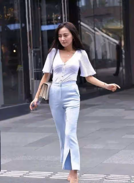 街拍：緊身褲和姑娘華美氣質完美結合，一抹紅唇格外現眼