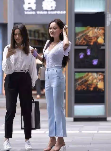 街拍：緊身褲和姑娘華美氣質完美結合，一抹紅唇格外現眼