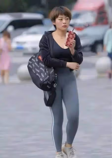 街拍：緊身褲和姑娘華美氣質完美結合，一抹紅唇格外現眼