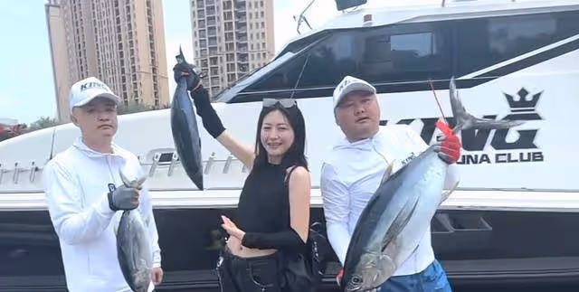 包貝爾夫婦坐遊艇出海，光頭上噴霧怕曬黑，包文婧偷抱丈夫顯深情