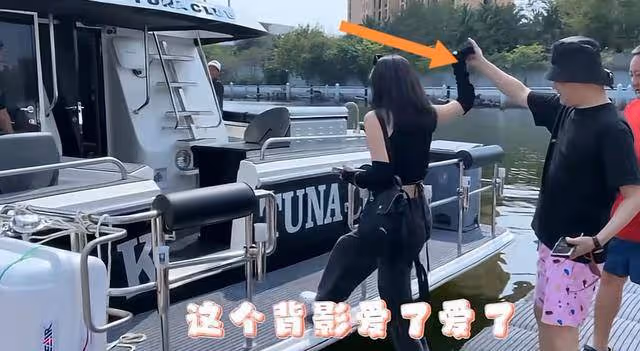 包貝爾夫婦坐遊艇出海，光頭上噴霧怕曬黑，包文婧偷抱丈夫顯深情