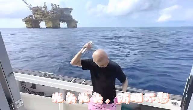 包貝爾夫婦坐遊艇出海，光頭上噴霧怕曬黑，包文婧偷抱丈夫顯深情