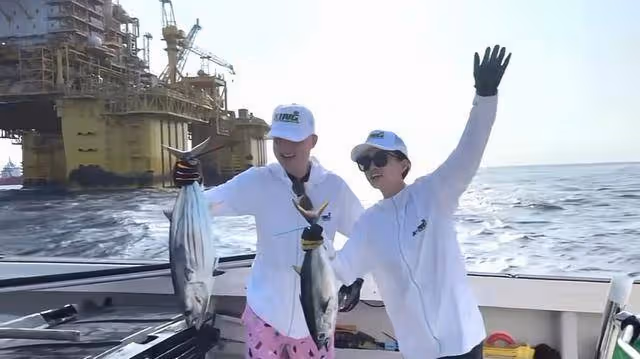 包貝爾夫婦坐遊艇出海，光頭上噴霧怕曬黑，包文婧偷抱丈夫顯深情