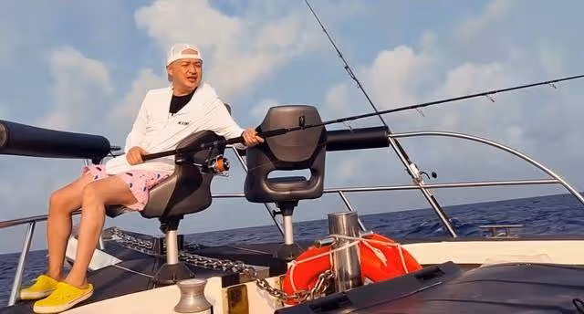 包貝爾夫婦坐遊艇出海，光頭上噴霧怕曬黑，包文婧偷抱丈夫顯深情