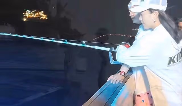 包貝爾夫婦坐遊艇出海，光頭上噴霧怕曬黑，包文婧偷抱丈夫顯深情
