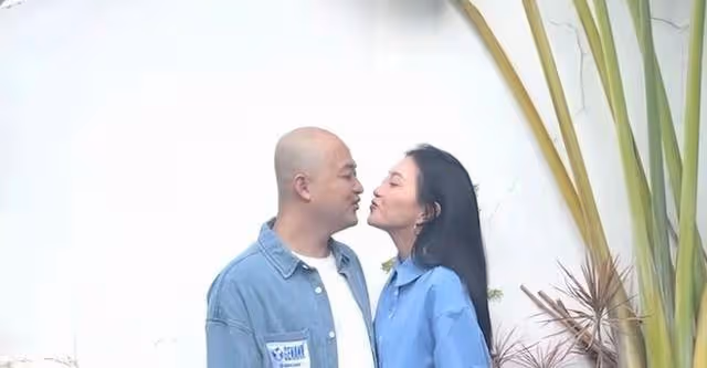 包貝爾夫婦坐遊艇出海，光頭上噴霧怕曬黑，包文婧偷抱丈夫顯深情