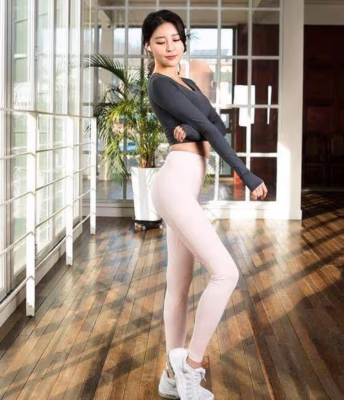美女穿搭：小姐姐愛穿年輕漂亮的緊身打底褲，凹凸有致，唯美動人氣質不凡！