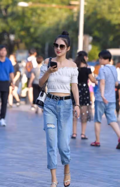小姐姐短款上衣搭配緊身打底褲，減齡的風格，時髦又修身