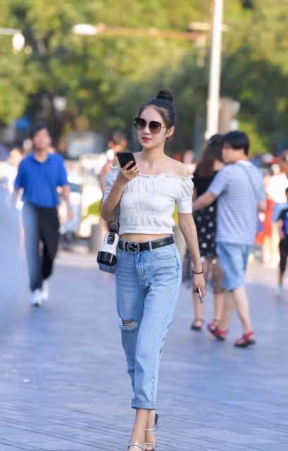 小姐姐短款上衣搭配緊身打底褲，減齡的風格，時髦又修身
