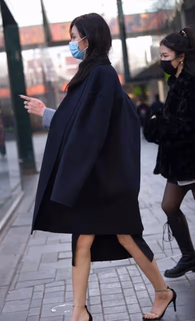 小姐姐短款上衣搭配緊身打底褲，減齡的風格，時髦又修身