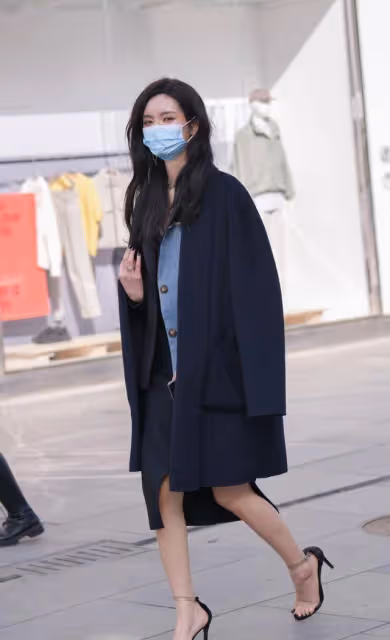 小姐姐短款上衣搭配緊身打底褲，減齡的風格，時髦又修身