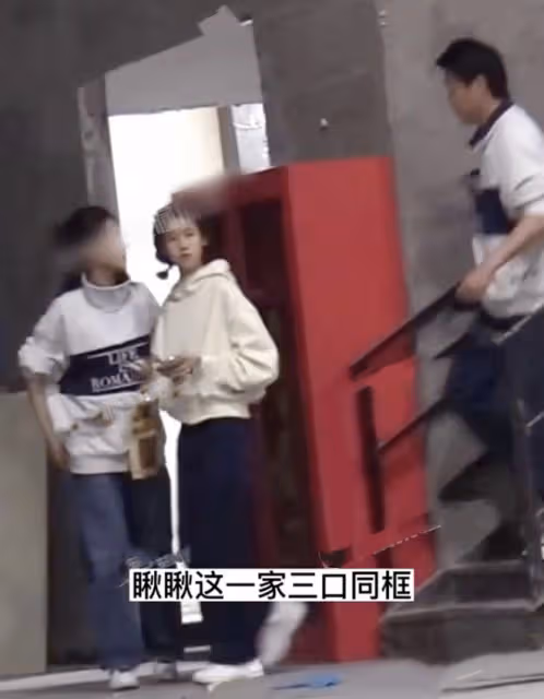 陸毅鮑蕾穿情侶裝陪女兒去影棚，貝兒五官秀氣，母女一樣高像閨蜜
