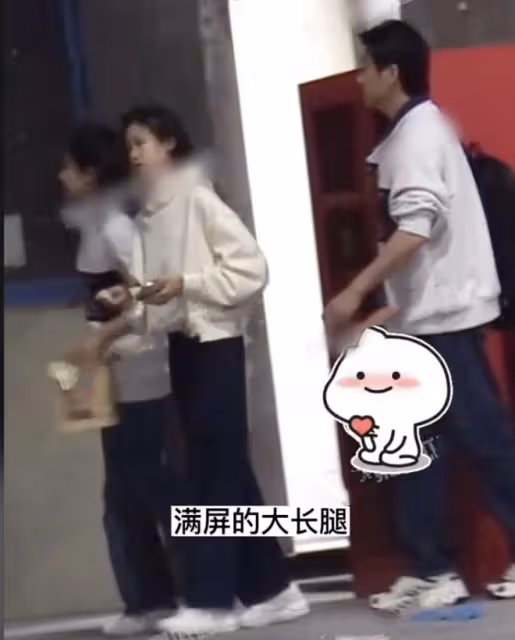 陸毅鮑蕾穿情侶裝陪女兒去影棚，貝兒五官秀氣，母女一樣高像閨蜜