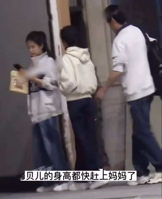 陸毅鮑蕾穿情侶裝陪女兒去影棚，貝兒五官秀氣，母女一樣高像閨蜜
