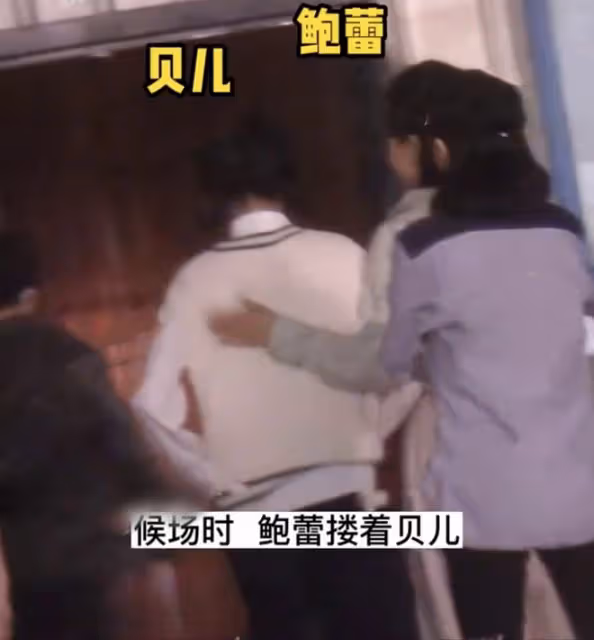陸毅鮑蕾穿情侶裝陪女兒去影棚，貝兒五官秀氣，母女一樣高像閨蜜
