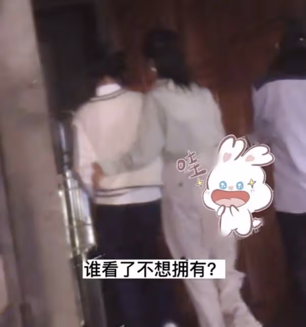 陸毅鮑蕾穿情侶裝陪女兒去影棚，貝兒五官秀氣，母女一樣高像閨蜜