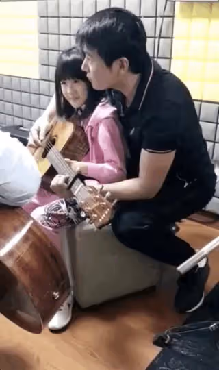 陸毅鮑蕾穿情侶裝陪女兒去影棚，貝兒五官秀氣，母女一樣高像閨蜜