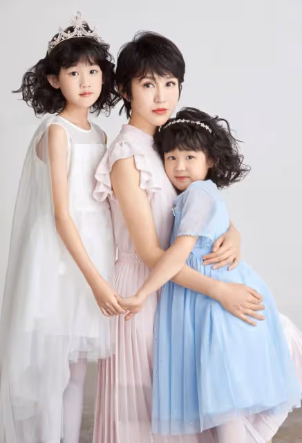 陸毅鮑蕾穿情侶裝陪女兒去影棚，貝兒五官秀氣，母女一樣高像閨蜜