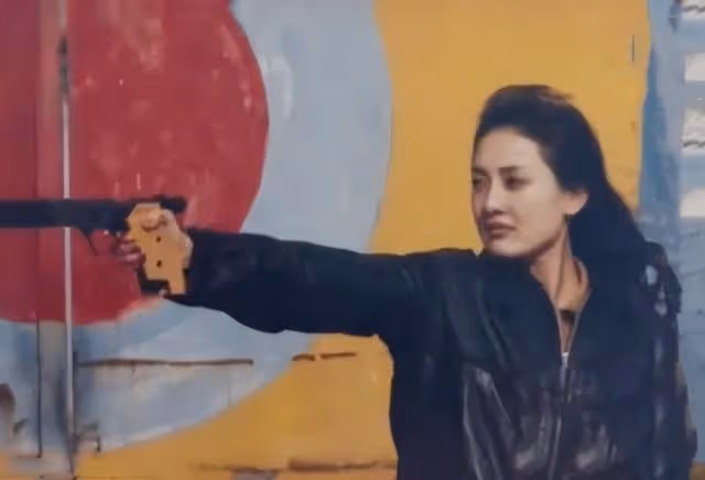 演員牛莉:24歲嫁給大7歲圈外人,婚後生三子,結婚26年恩愛如初