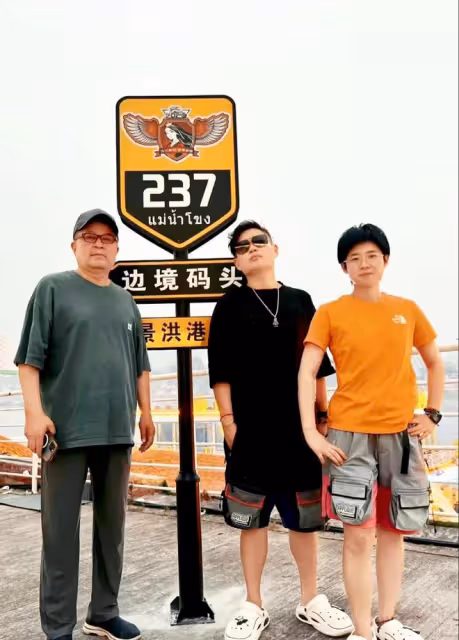 64歲畢福劍活出了自己,現身雲南參加潑水節,和星光大道選手聚會