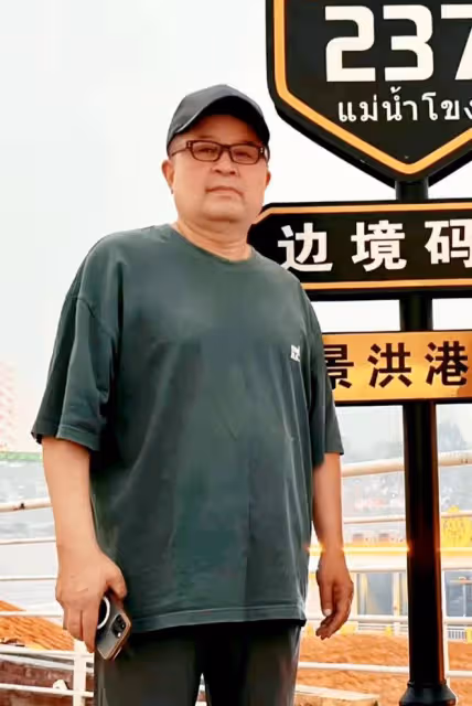 64歲畢福劍活出了自己,現身雲南參加潑水節,和星光大道選手聚會