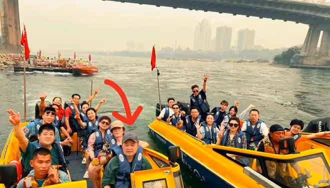 64歲畢福劍活出了自己,現身雲南參加潑水節,和星光大道選手聚會